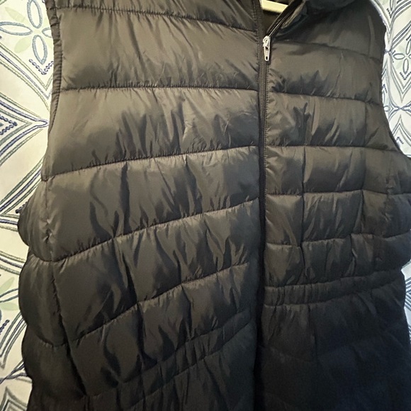EUC Swiss Tech Black Quilted Vest w/Front Pockets & 2 Way Zipper, Elastic Waist - Picture 3 of 13